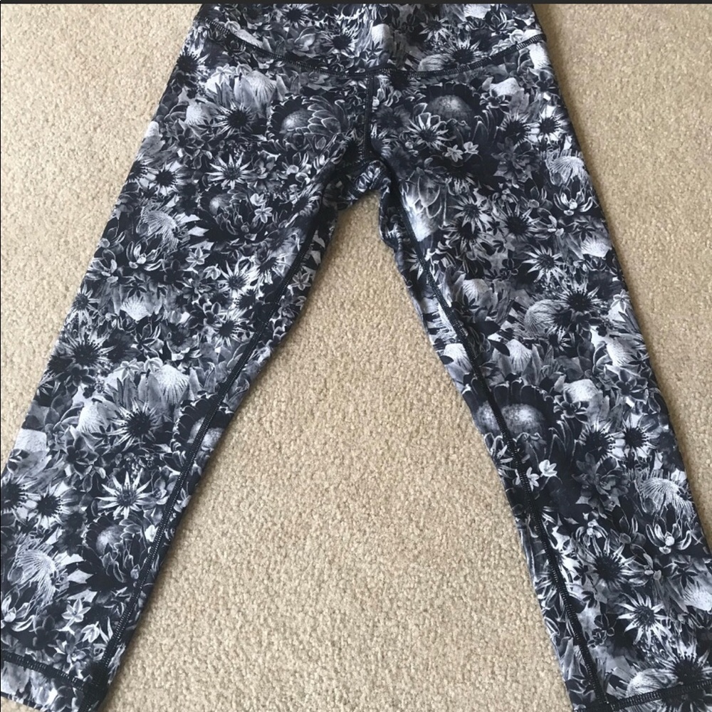 Lululemon Wunder Under Crops- size 6 Flowabunga